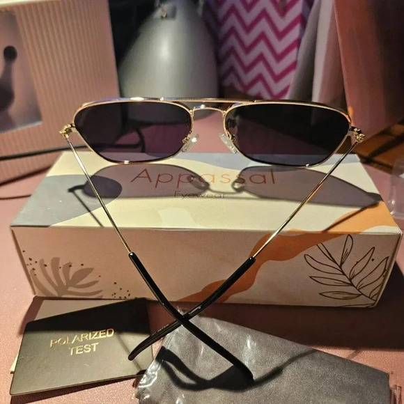 Unisex Black Lenses and Delicate Gold Frame Polarized Aviator Sunglasses - NWOT - Picture 5 of 14